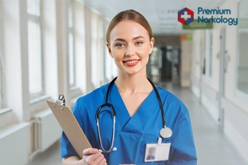 Женщина врач в синем халате